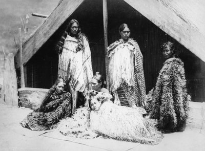 Un grupo de mujeres maoríes, c.1880s de Burton Brothers Studio